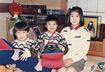 左がまだ泣き虫で怖がりだった2~3歳のころの川島。姉、兄と仲のいい3兄弟