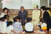 毎年『こどもの日』前後に児童施設を訪問されていた両陛下('98年4月)