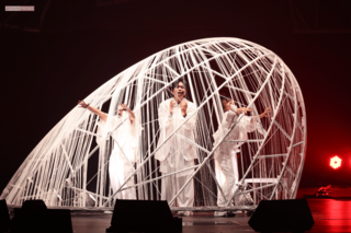 加藤は、曲名『Cocoon』のとおり、繭から羽ばたいて蝶になる姿をはかなくも美しく表現した(撮影/齋藤周造)