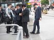 東京・JR新橋駅前の喫煙スペース。仕切りの外で喫煙する人もいる(一部モザイク加工)