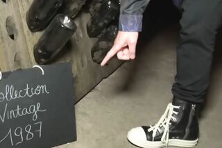 手越祐也がテレビ番組の海外ロケで履いていたハイカットのスニーカー(手越のYouTubeより)