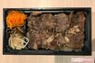 高島が差し入れた尾島商店のカルビ弁当。ネットでも美味しいと評判