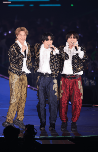 『weeeek』で会場を煽りながら跳びはねる3人。つられてファンも一緒にジャンプ!(撮影/齋藤周造)