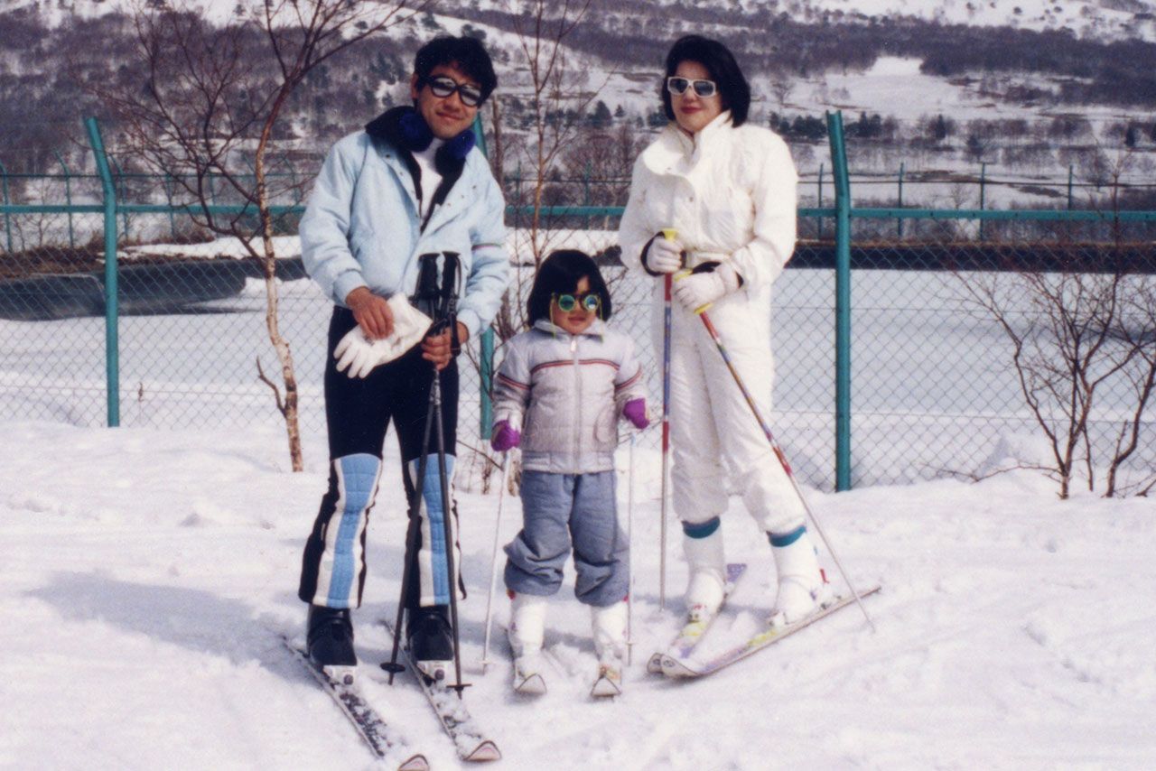 ’98年冬、長野県にある菅平高原でスキーを楽しむ小室圭さん親子3人。4年後、敏勝さんは自死を選んだ
