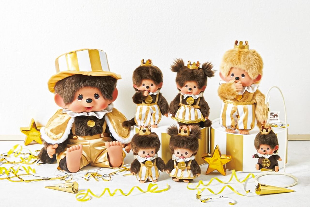 1月26日発売『レッツ！パーティモンチッチ』。50周年のメダルが胸に輝く。【左】やわらかL男の子（9680円・税込み）ほか