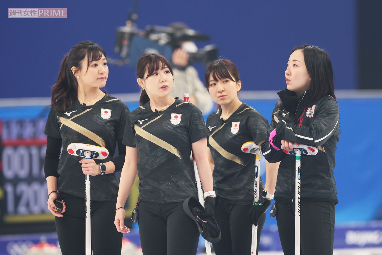 2022年北京五輪・カーリング女子日本代表の左からサード吉田知那美、リード吉田夕梨花、セカンド鈴木夕湖、スキップ藤澤五月（JMPA代表撮影）