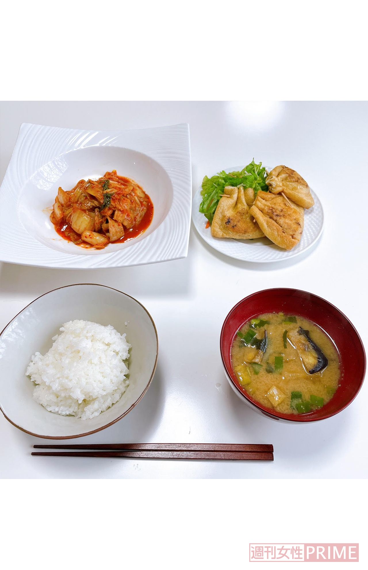 【内野先生の夕食】ごはん、味噌汁、キムチ、油揚げの包み焼き。キムチは発酵食品で野菜もとれるので、認知症予防にオススメの食材。油揚げの包み揚げは、中身に何を入れても合い、油揚げは大豆食品。