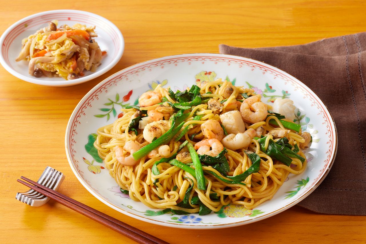 【夕】上海焼きそばと余り野菜のだし煮　撮影／KATOMI（STUDIOEYE）