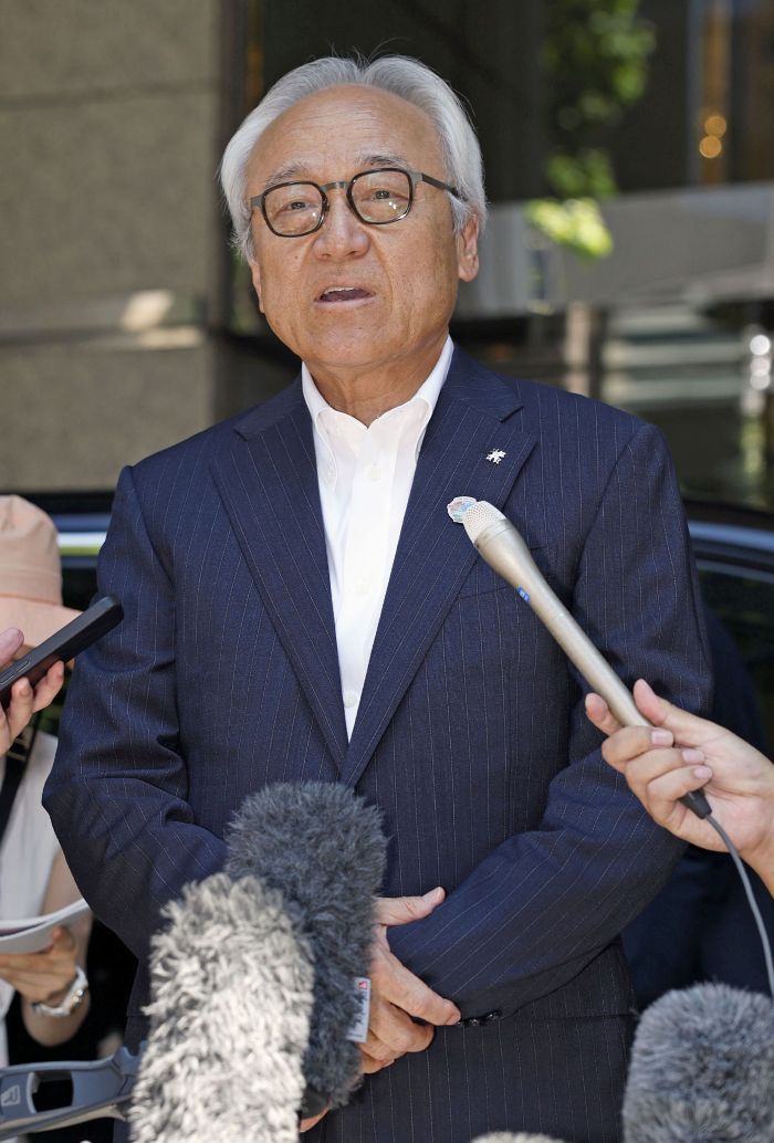 8月25日、東京を訪れた蔵内勇夫氏は今日付で辞職する旨を記者団に伝えた（写真は共同通信社）