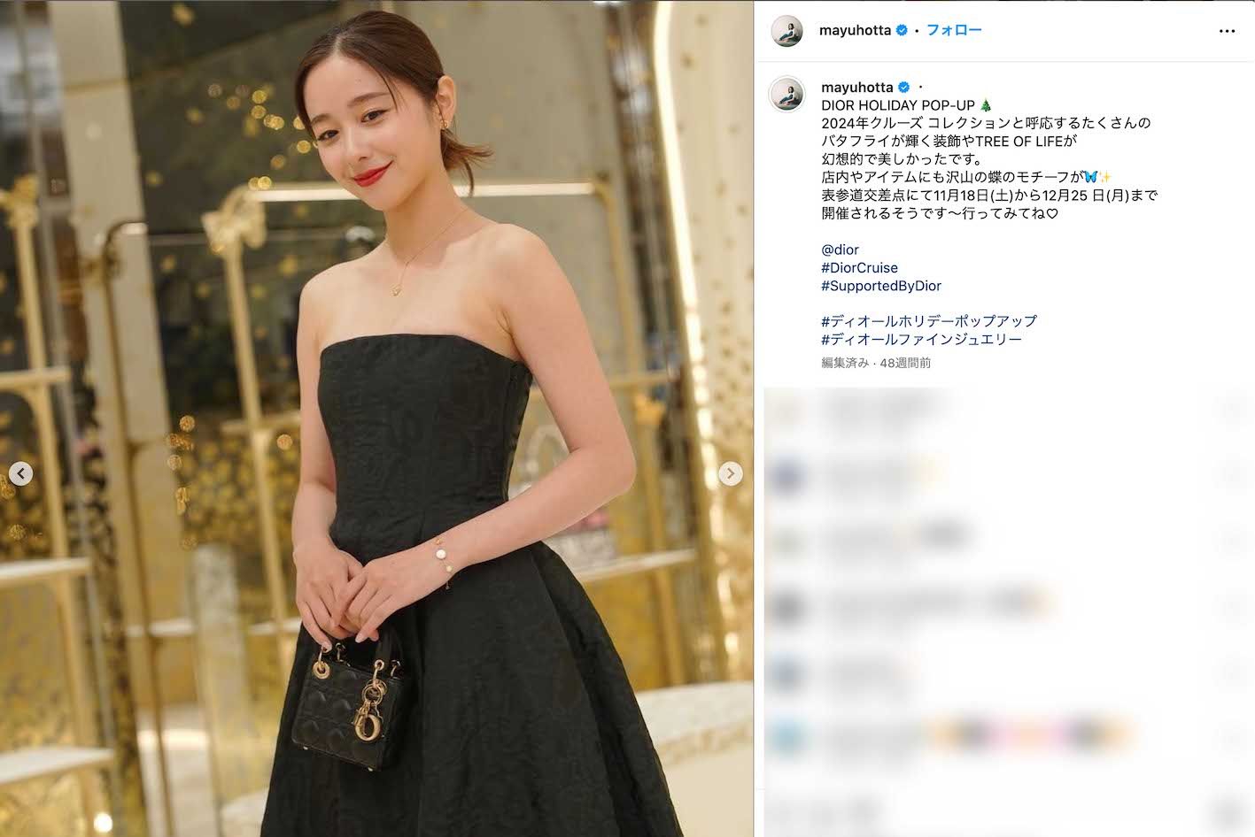 美しいデコルテが露わになったドレスに身を包む堀田真由（本人のインスタグラムより）