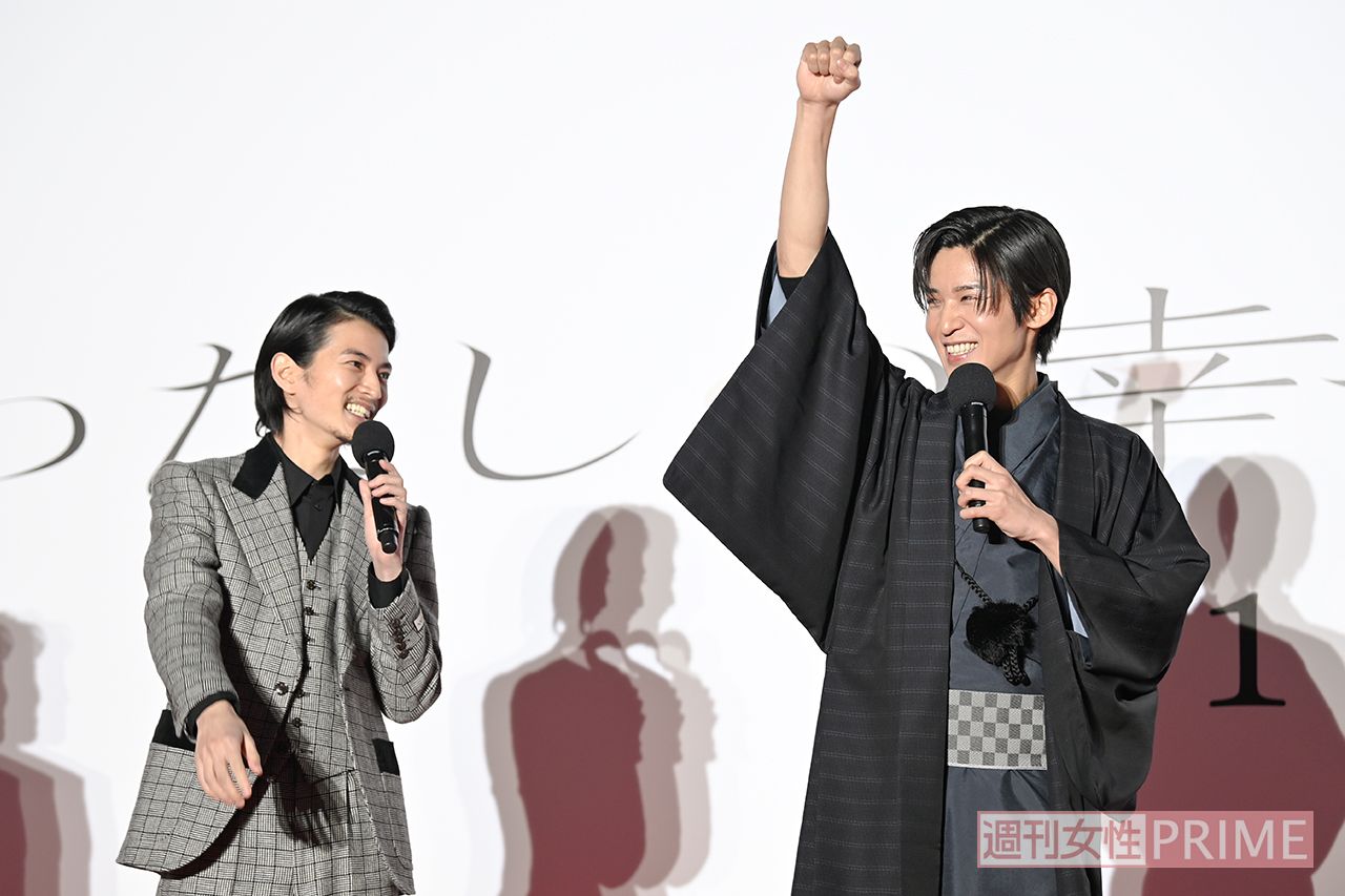 レッドカーペットを歩く際、気分が良く右手を上げてしまったという渡邊のまねをして　渡邊圭祐（左）、目黒蓮（右）／『わたしの幸せな結婚』　撮影／渡邉智裕