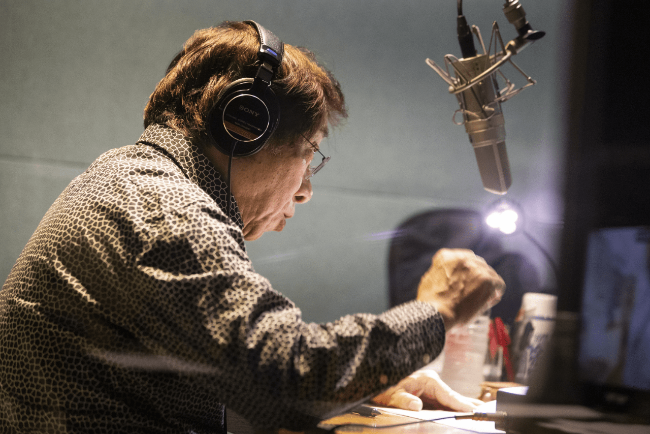 モニターの映像を見ながら、絶妙な間をはさみつつ、言葉を吹き込む（撮影／矢島泰輔）