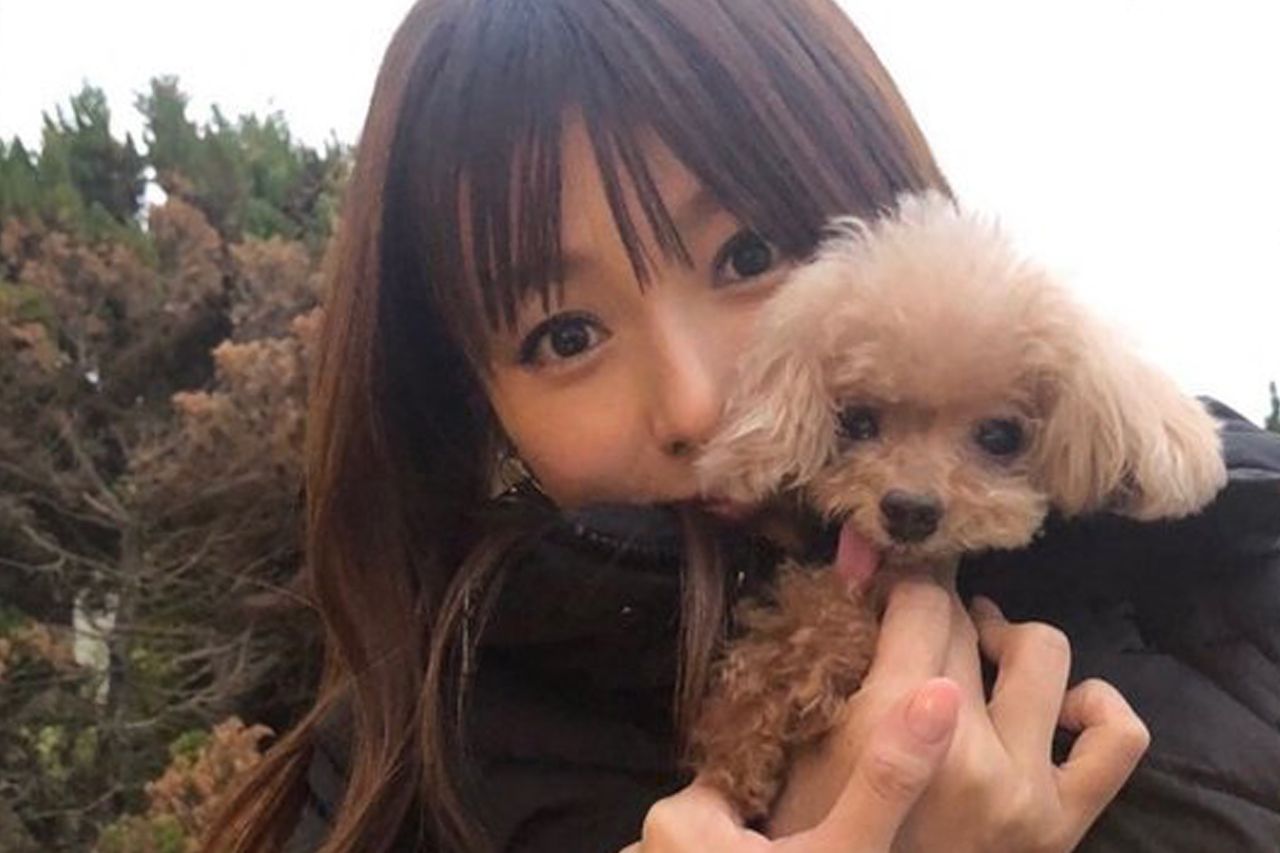 愛犬を抱く深田恭子（インスタグラムより）