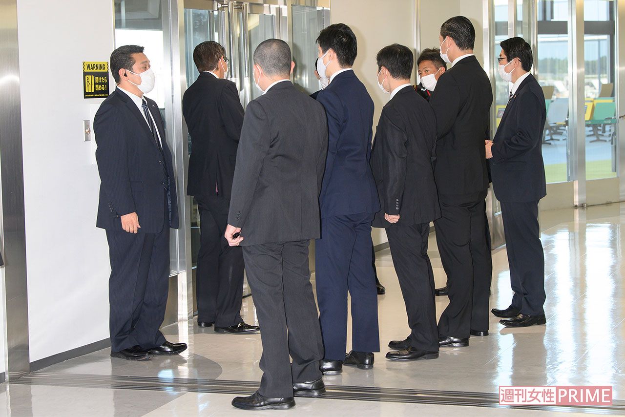 小室圭さんの警備をするため20人近くが成田空港に集まり、厳戒体制だった（'21年9月）