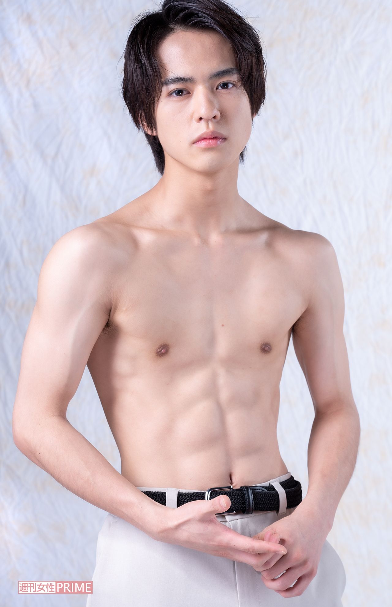 バレエで培った肉体に今回のドラマで鍛えた筋肉を独占公開！　「お腹が出た経験がなくて、体脂肪はずっと1ケタ。食べても太らない体質です」　撮影／高梨俊浩