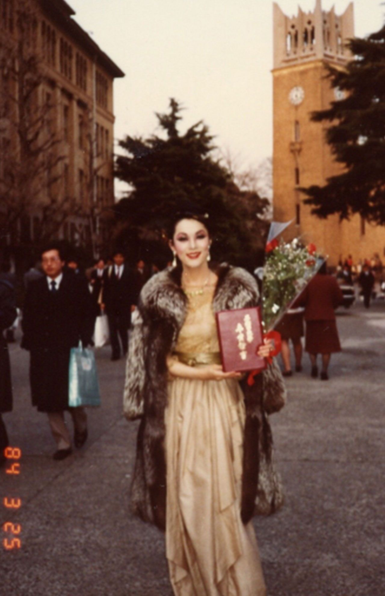 ドレスに毛皮をまとって卒業式へ。気分は吉永小百合だったそう