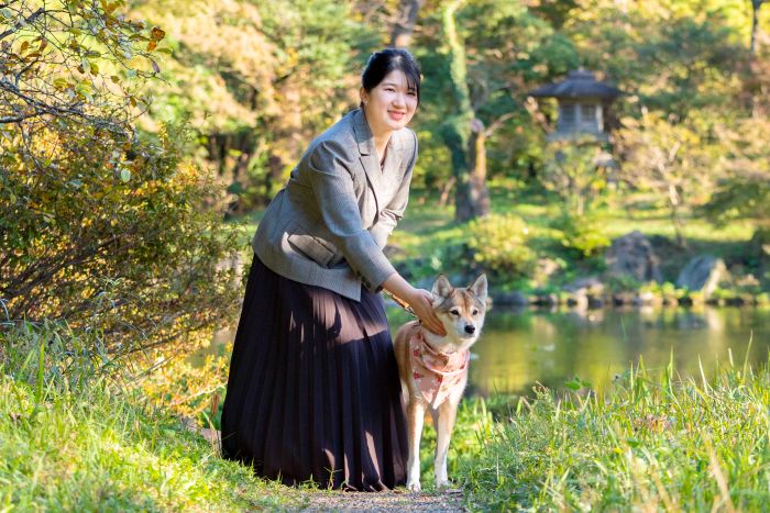 2021年12月。愛子さま20歳のお誕生日に公開された写真。由莉とご一緒の愛子さまは温かな笑顔