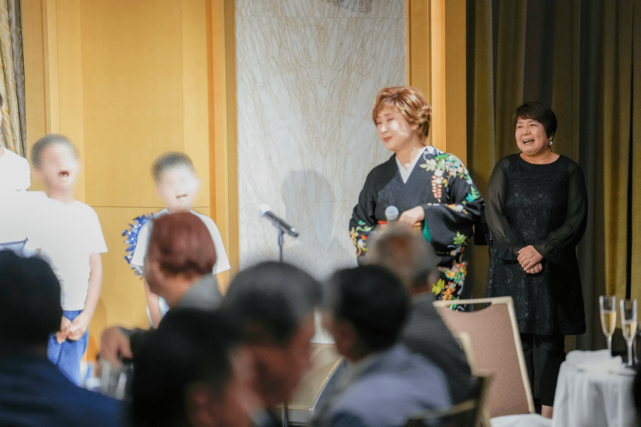 6月に行われた小林幸子さんの60周年記念祝賀会で、「こども食堂サザンクロス」を利用する子どもたちが小林さんに歌をプレゼントした