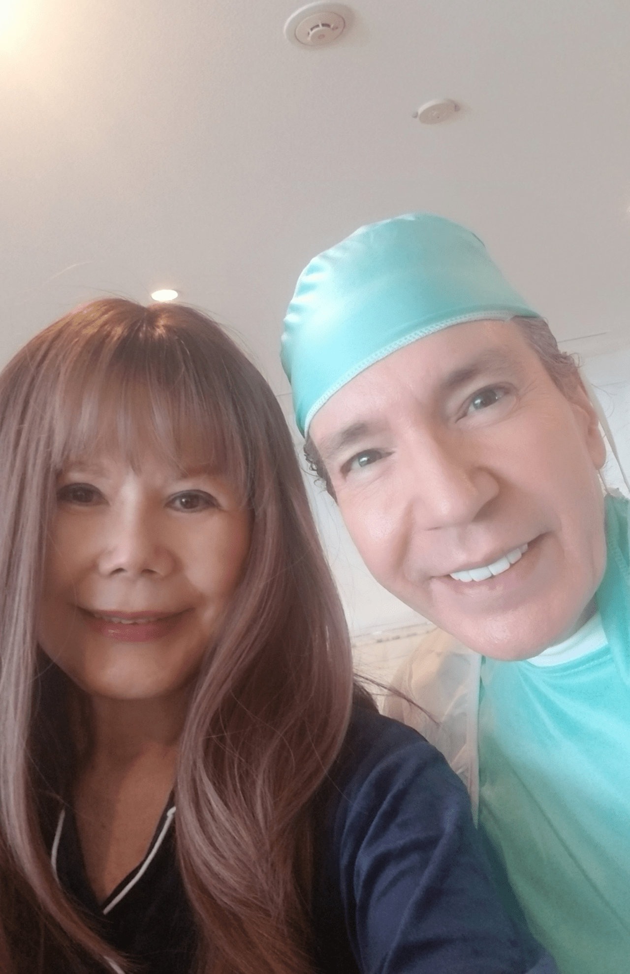 退院して自宅に戻ると、ドクターのコスプレをして現れたデーブさん。「笑いが止まりませんでした」