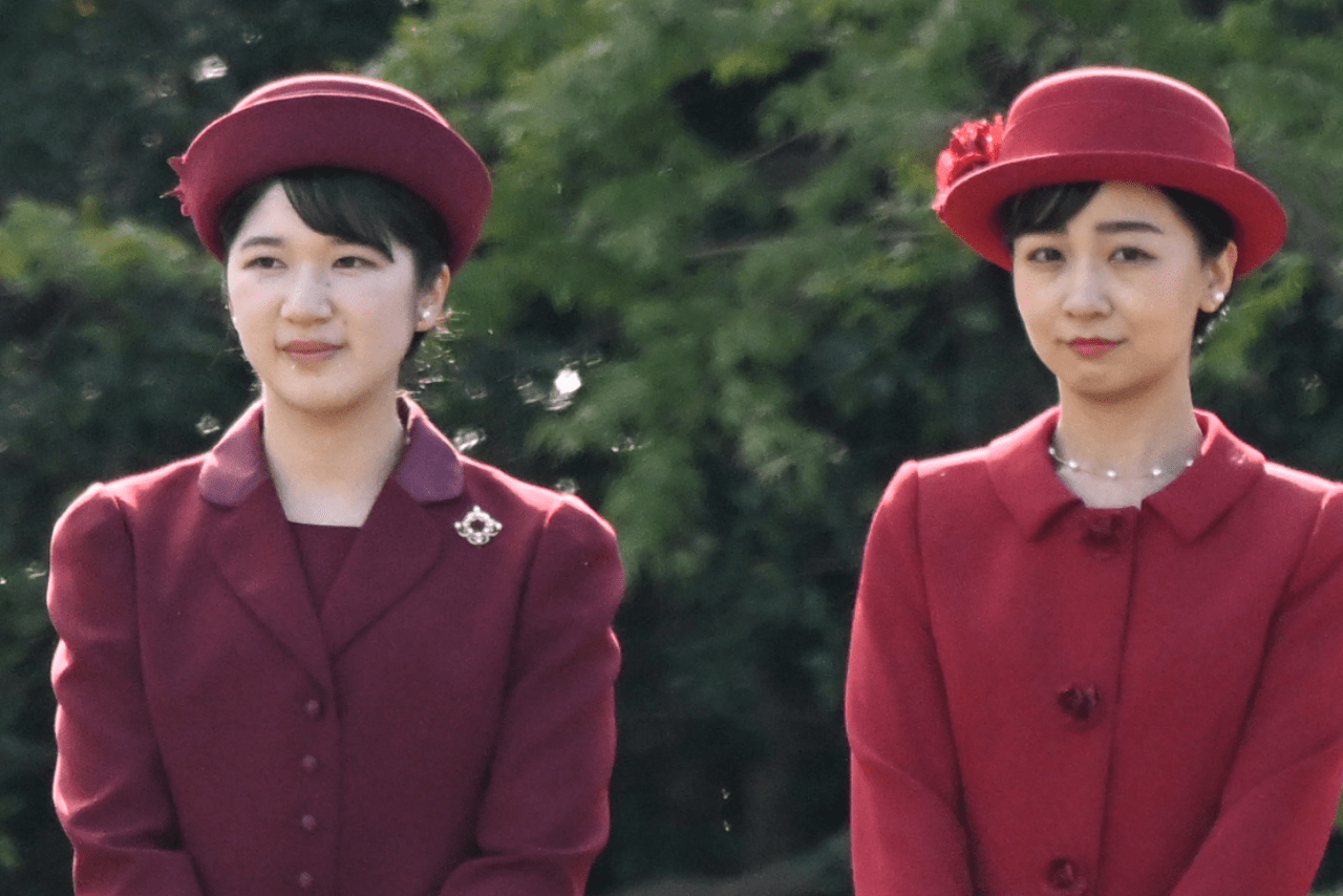 園遊会では愛子さまと佳子さまが共に赤色の装いで出席し、姉妹のようだと話題に（2025年10月28日）