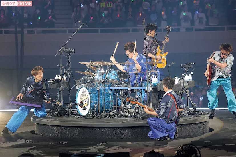 「みなさん本日は本当にありがとうございました。SUPER EIGHT、幸せです!」と言った安田に、「幸せです!」と大倉も続けた　撮影／高梨俊浩