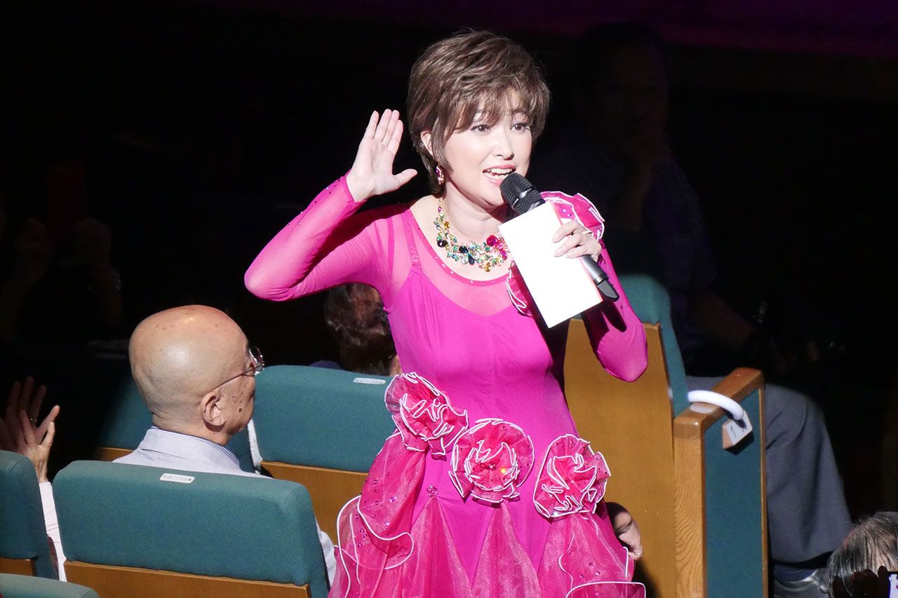 ステージから降りてファンの元へ歩み寄る山口