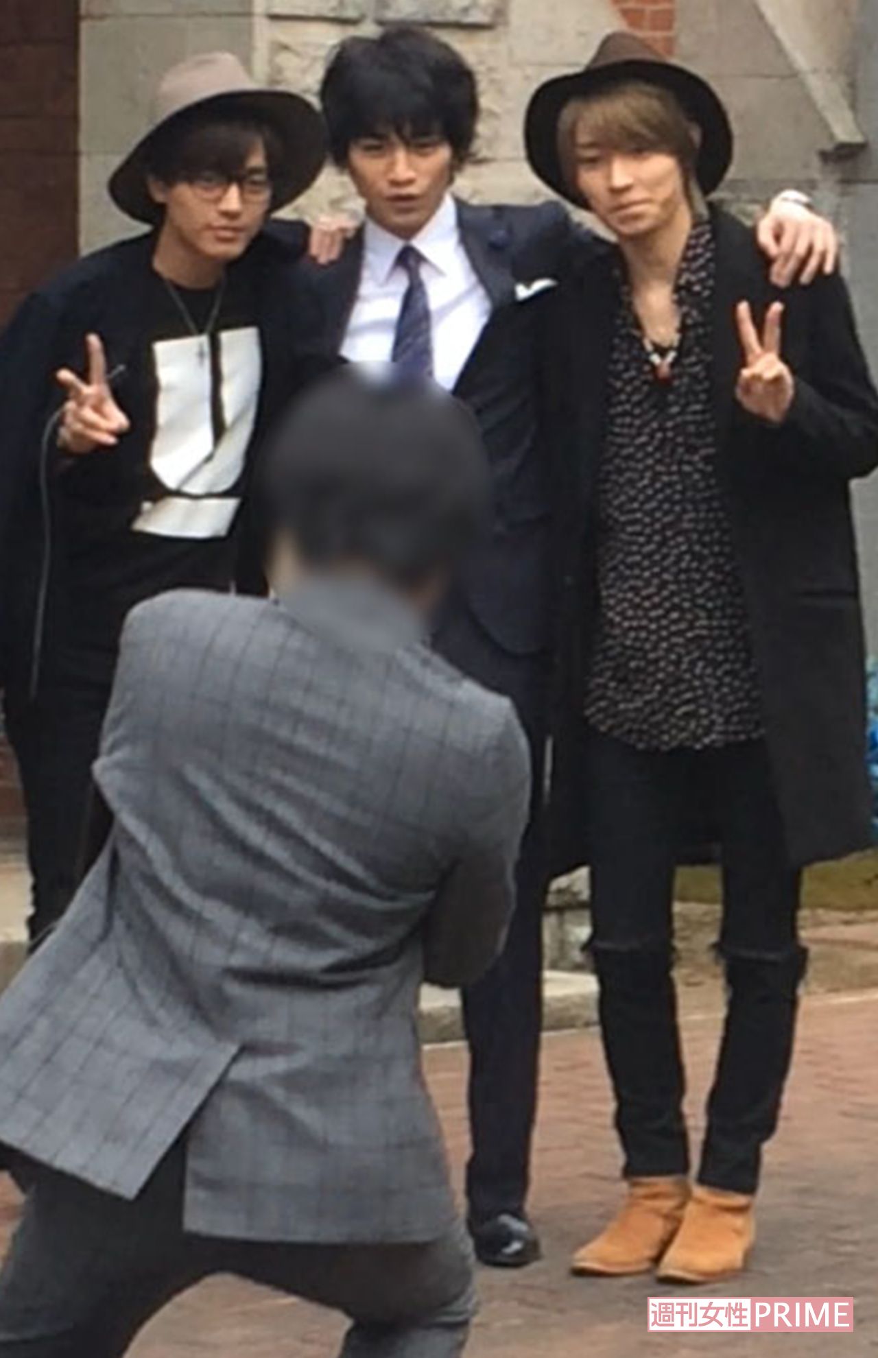 同じ大学の後輩でジャニーズJr.の永瀬廉(左)と阿部顕嵐(右)と一緒に現れた中島。式の前に3人で記念撮影