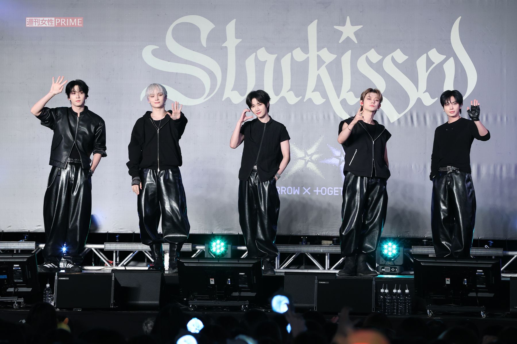 ファンの歓声に応えるTOMORROWXTOGETHERメンバー