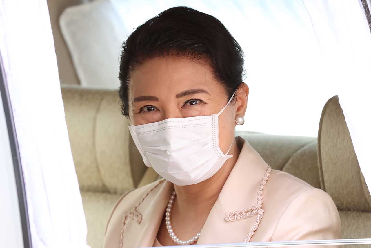 『紅葉山御養蚕所』で『御養蚕始の儀』と『掃き立て』を行うため皇居に入られる際にはマスクを（2020年5月11日）