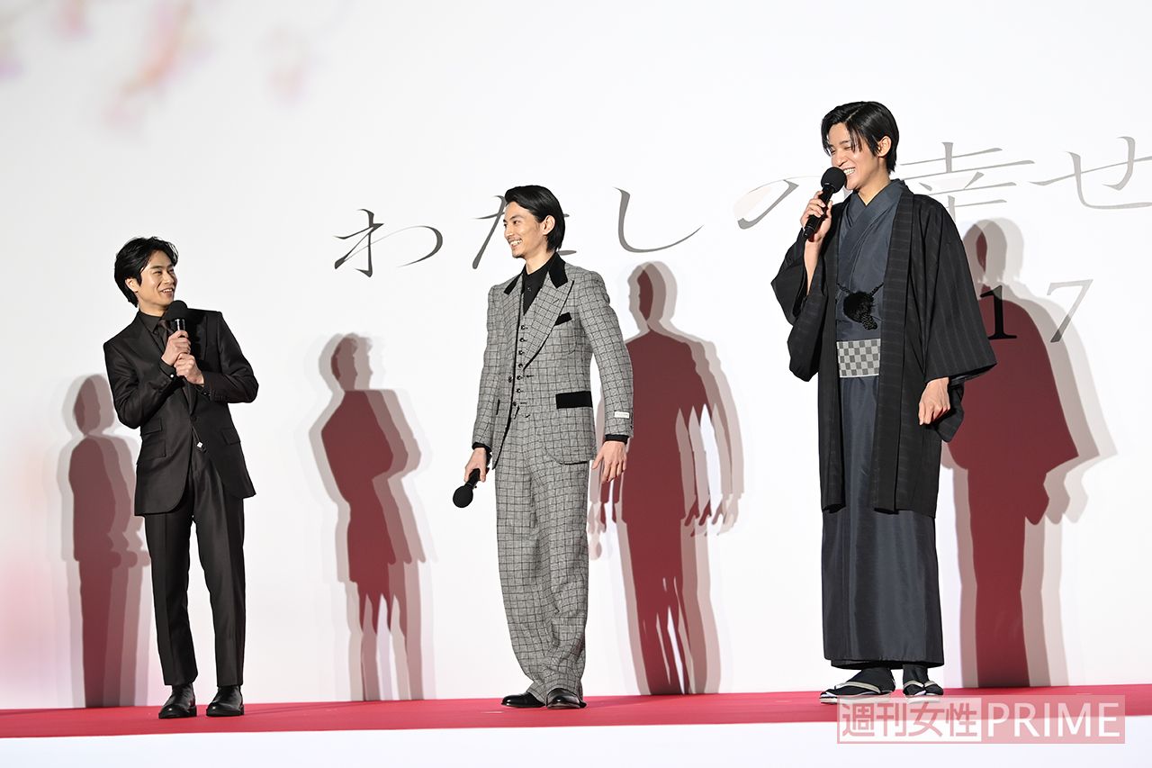 めめの興味を引くために頑張ったと語る渡邊と前田。まるで三角関係のようで！　（左から）前田旺志郎、渡邊圭祐、目黒蓮／『わたしの幸せな結婚』　撮影／渡邉智裕