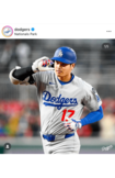 日本時間4月8日に4号本塁打を放ってデコルテポーズをする大谷(ドジャース公式インスタより)