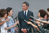 渡辺謙、不倫報道の謝罪会見がこのタイミングまで先延ばしになった理由