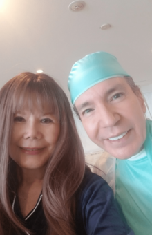 退院して自宅に戻ると、ドクターのコスプレをして現れたデーブさん。「笑いが止まりませんでした」