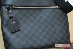 キャバクラで女性からもらったというヴィトンのバッグにはイニシャルが入っている