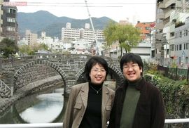 出会って約1年の'02年に結婚。この写真はまだ新婚のころ。'03年12月長崎にて