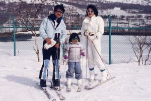 '98年冬、長野県にある菅平高原でスキーを楽しむ小室圭さん親子3人。4年後、敏勝さんは自死を選んだ