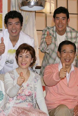後列左から政宏、政伸、前列左から寿美花代、故・高島忠夫さん