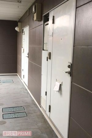 手前のドアが青葉容疑者の部屋。この玄関で隣人は10分間の恐怖体験をした