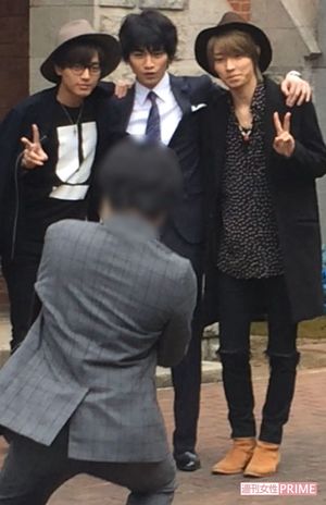 同じ大学の後輩でジャニーズの永瀬廉(左)と阿部顕嵐(右)と一緒に現れた中島。式の前に3人で記念撮影