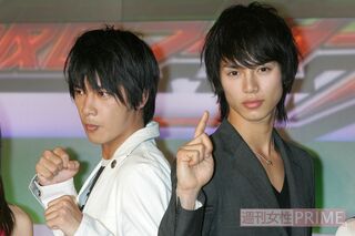 ’06年1月、初の主演を務めた『仮面ライダーカブト』の制作発表での水嶋ヒロ（写真右）