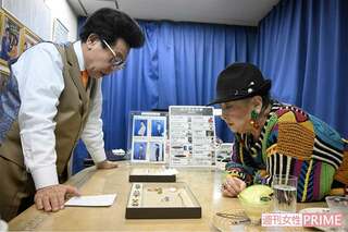 ブランド王ロイヤルの森田勉社長に、思い出の品々を買い取り査定してもらう冨士真奈美さん