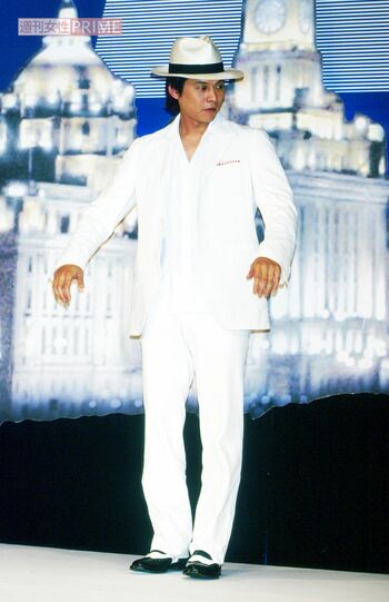 2003年、映画『T.R.Y』舞台挨拶に白のスーツで登場した織田裕二