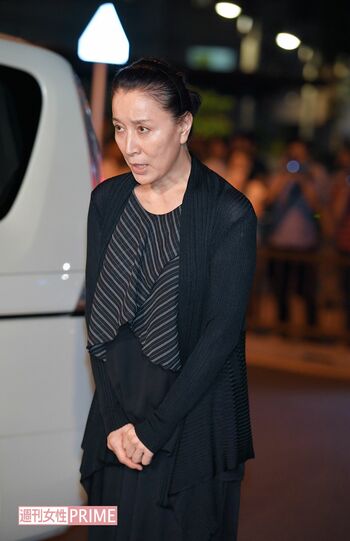 9月9日、高畑裕太が保釈された日の夜。報道陣に謝罪をする高畑淳子