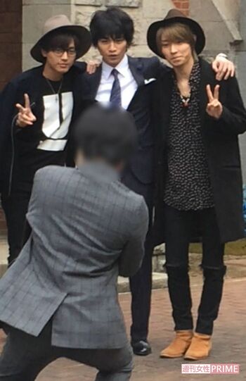 同じ大学の後輩でジャニーズJr.の永瀬廉(左)と元Jr.の阿部顕嵐(右)と一緒に現れた中島健人。式の前に3人で記念撮影