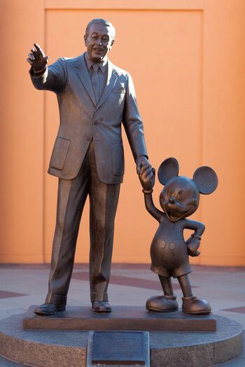 創設者であるウォルト・ディズニーとミッキー(c)2018Disney.AllRightsReserved.