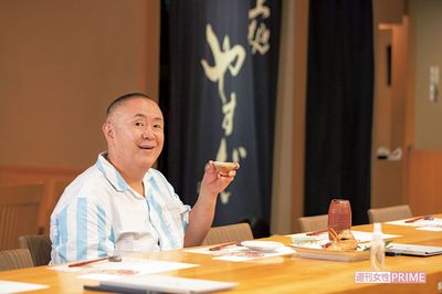 お店を訪れた松村邦洋。新潟の地酒は常時40種類以上。ドラマで使用されたとっくり＆おちょこで松村もご満悦（上越やすだ恵比寿店）　撮影／齋藤周造