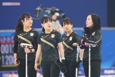 2022年北京五輪・カーリング女子日本代表の左からサード吉田知那美、リード吉田夕梨花、セカンド鈴木夕湖、スキップ藤澤五月（JMPA代表撮影）