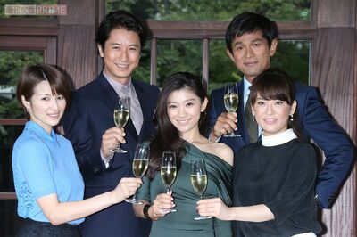'15年のドラマ『オトナ女子』（フジテレビ系）記者会見での鈴木砂羽さん（写真右）
