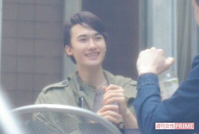 2018年4月、午前中に無事、教科書が買えたようで昼休みにテラス席でご機嫌なマリウス。キャンパスライフを満喫していたが