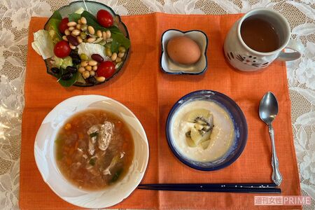 ある日の朝食メニュー（1）鶏肉入りミネストローネ、豆乳ヨーグルト（レモン汁、キウイ、コラーゲンパウダー『コラゲネイド（新田ゼラチン、プロテインパウダー入り）』）、豆たっぷりサラダ、ゆで卵、紅茶